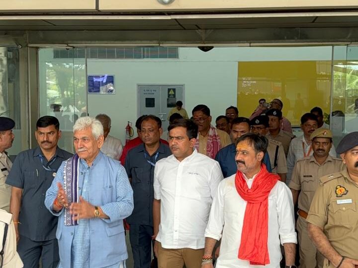 काशी पहुंचे जम्मू-कश्मीर के उपराज्यपाल मनोज सिन्हा, एयरपोर्ट पर हुआ स्वागत