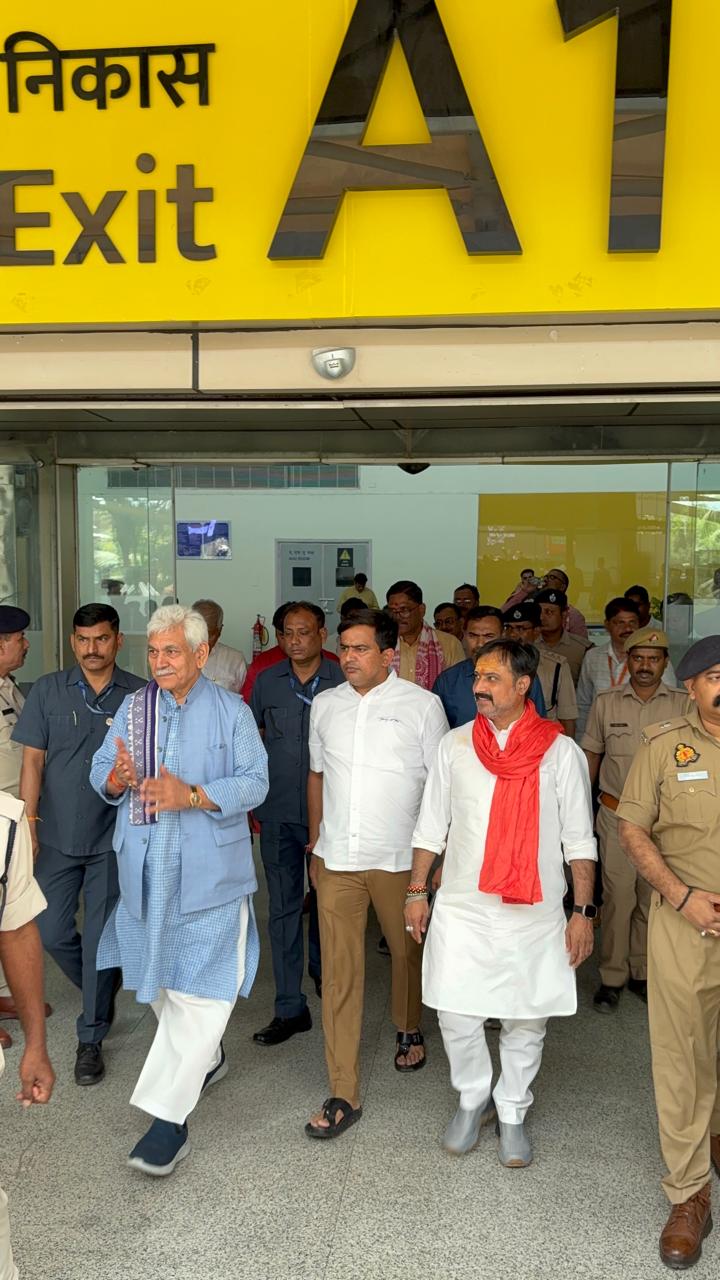 काशी पहुंचे जम्मू-कश्मीर के उपराज्यपाल मनोज सिन्हा, एयरपोर्ट पर हुआ स्वागत