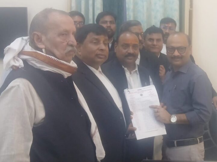 वाराणसी में चकबंदी अधिकारी पर भ्रष्टाचार के आरोप, अधिवक्ताओं ने न्यायालय का किया बहिष्कार