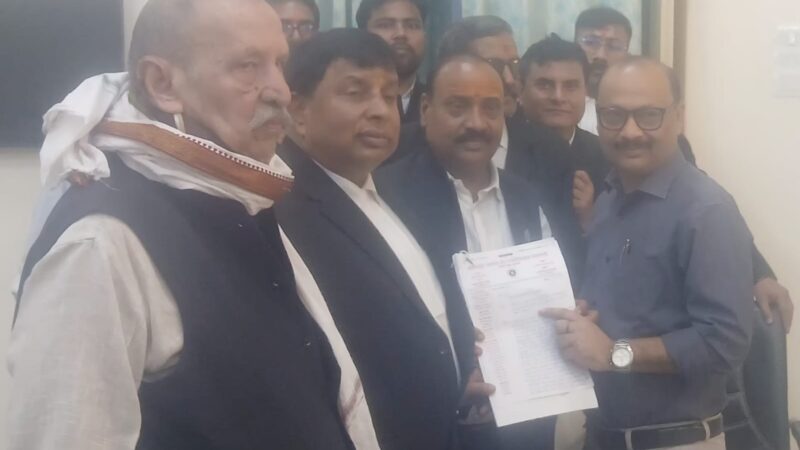 वाराणसी में चकबंदी अधिकारी पर भ्रष्टाचार के आरोप, अधिवक्ताओं ने न्यायालय का किया बहिष्कार