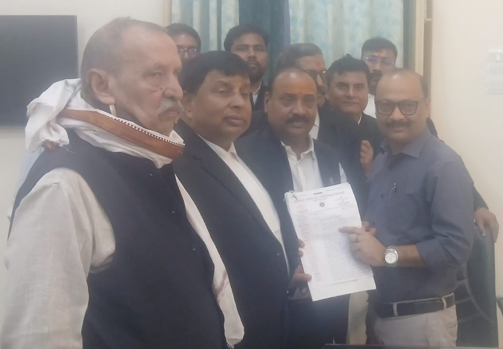 वाराणसी में चकबंदी अधिकारी पर भ्रष्टाचार के आरोप, अधिवक्ताओं ने न्यायालय का किया बहिष्कार