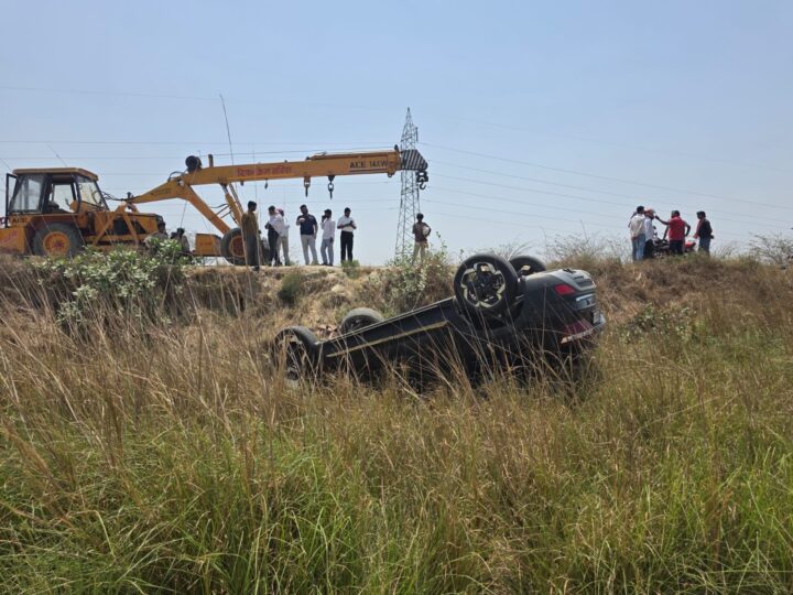 सड़क दुर्घटना में बाइक सवार दंपत्ति व डेढ़ वर्षीय बच्चा घायल