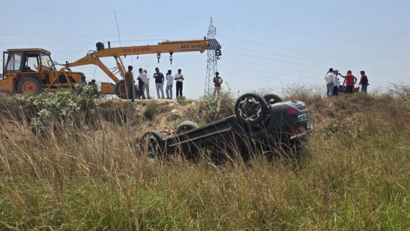 सड़क दुर्घटना में बाइक सवार दंपत्ति व डेढ़ वर्षीय बच्चा घायल