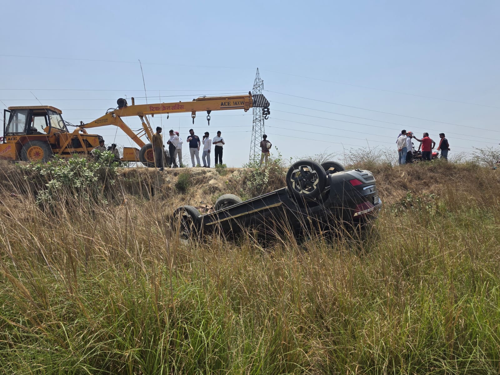 सड़क दुर्घटना में बाइक सवार दंपत्ति व डेढ़ वर्षीय बच्चा घायल