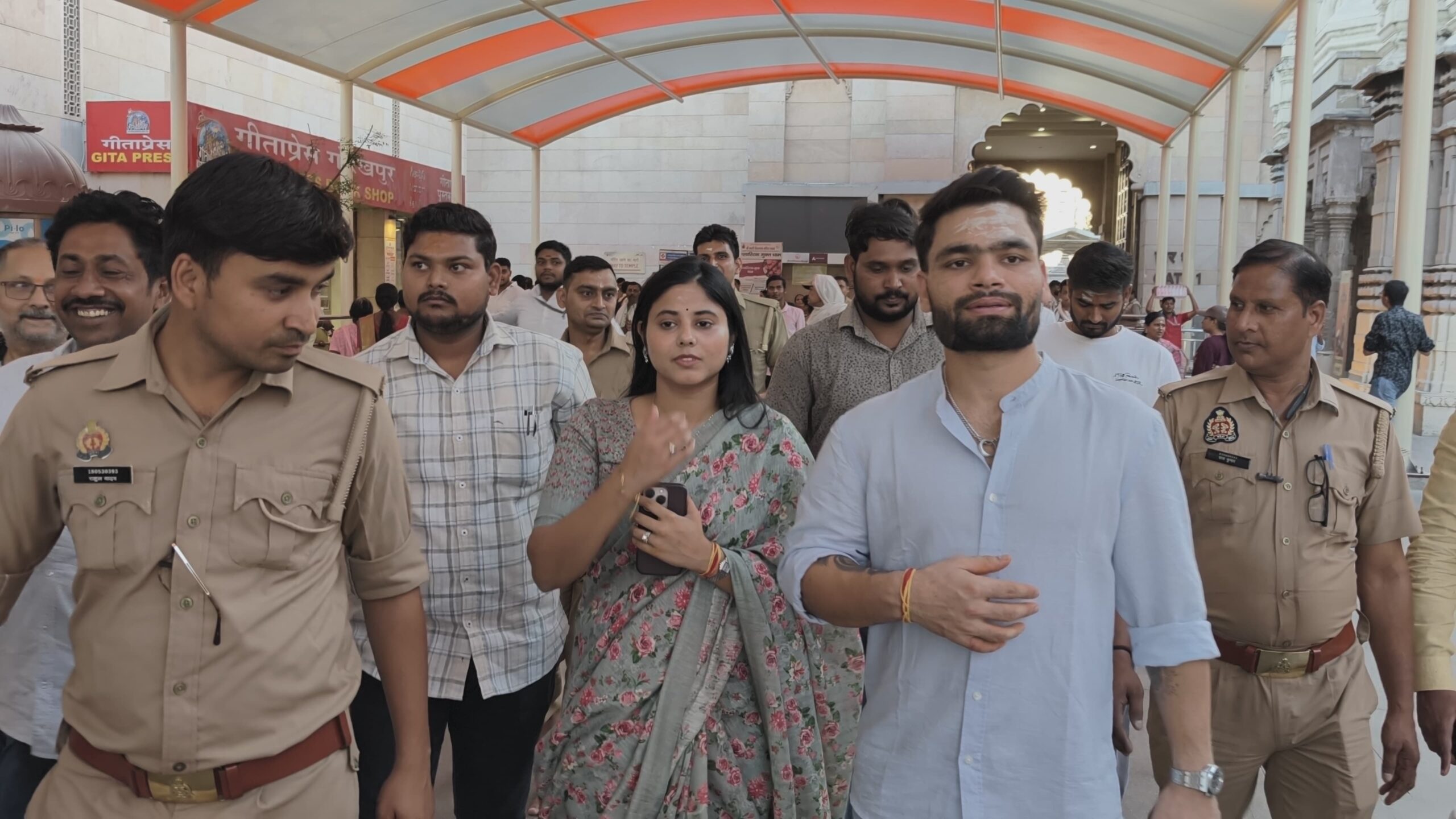 स्टार क्रिकेटर  रिंकू सिंह ने काशी में किए बाबा विश्वनाथ के दर्शन