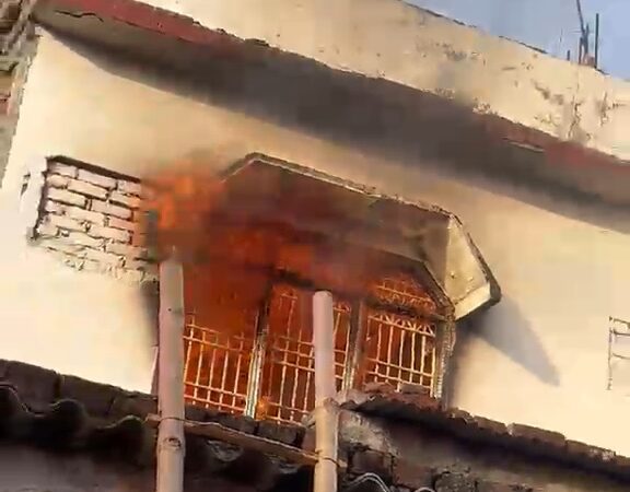 अर्दली बाजार में तीन मंजिला मकान में भीषण आग, लाखों का सामान जलकर राख