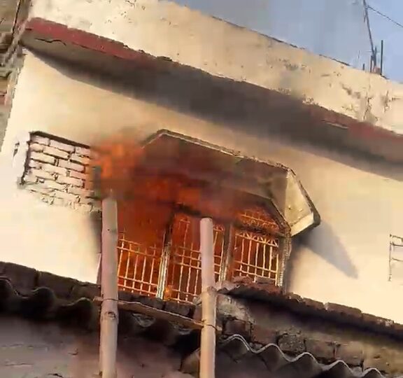 अर्दली बाजार में तीन मंजिला मकान में भीषण आग, लाखों का सामान जलकर राख