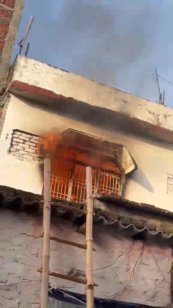 अर्दली बाजार में तीन मंजिला मकान में भीषण आग, लाखों का सामान जलकर राख