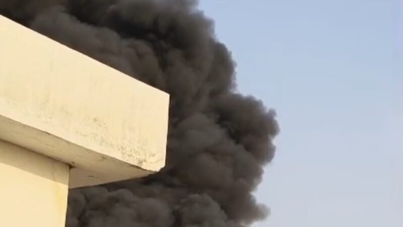 वाराणसी में कबाड़ गोदाम में भीषण आग, सिलेंडर ब्लास्ट से दहशत