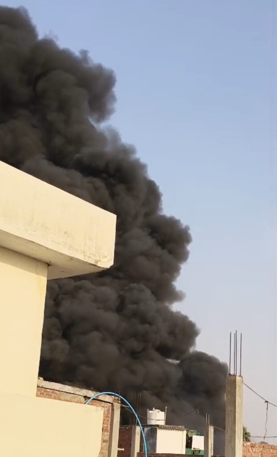 वाराणसी में कबाड़ गोदाम में भीषण आग, सिलेंडर ब्लास्ट से दहशत