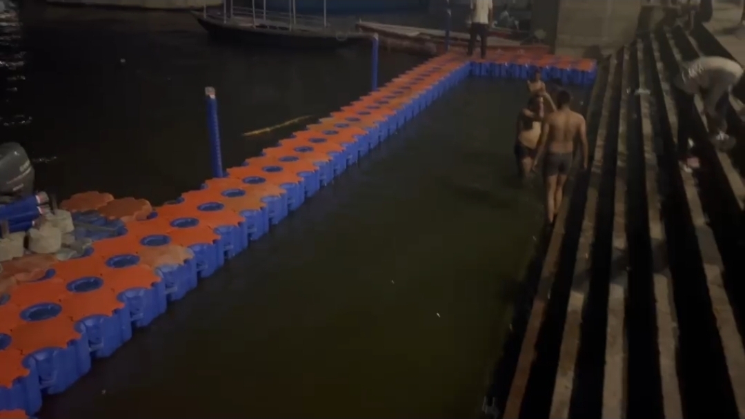 वाराणसी मीर घाट पर सुरक्षा बढ़ी, जेटी लगाकर की गई बैरिकेटिंग