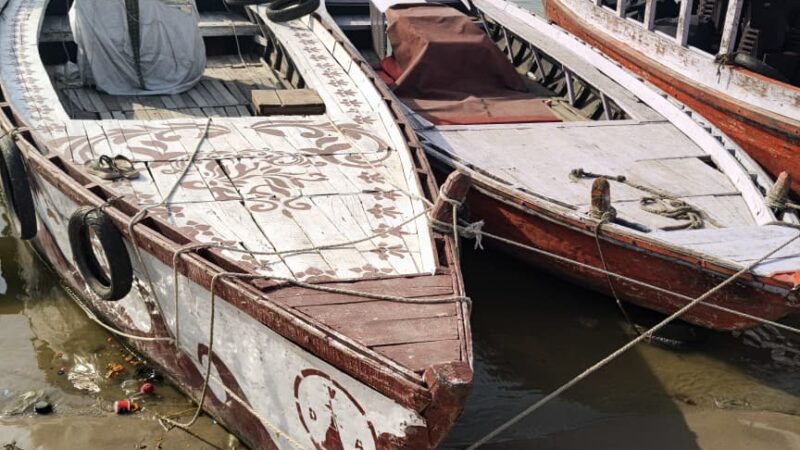 दबंग नाव संचालकों का कहर: छोटे नाविकों का उत्पीड़न, पुलिस पर मिलीभगत के आरोप