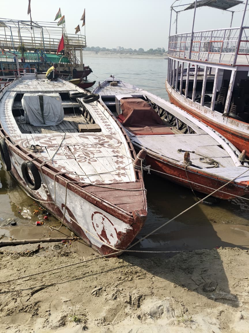 दबंग नाव संचालकों का कहर: छोटे नाविकों का उत्पीड़न, पुलिस पर मिलीभगत के आरोप