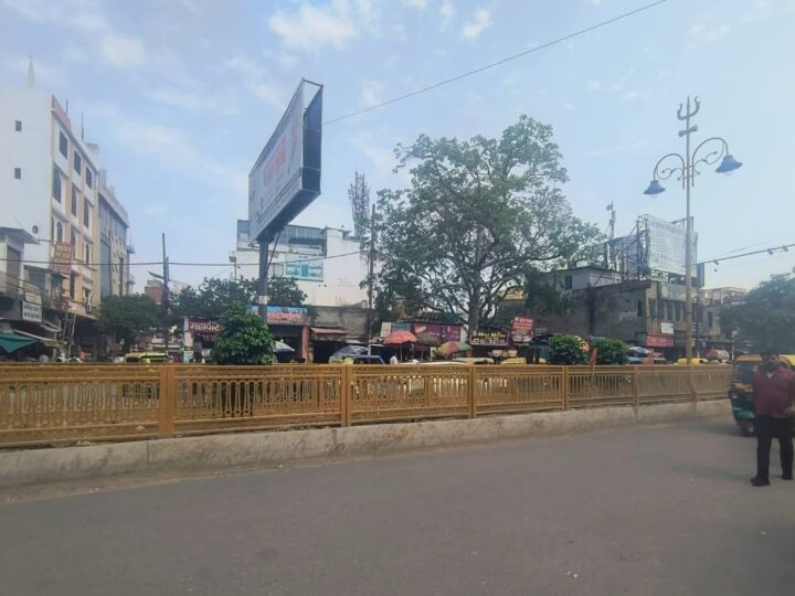 लंका क्षेत्र में रोड चौड़ीकरण के बीच डिवाइडर कट की कमी से मरीजों को हो रही परेशानी