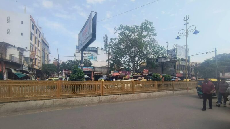 लंका क्षेत्र में रोड चौड़ीकरण के बीच डिवाइडर कट की कमी से मरीजों को हो रही परेशानी