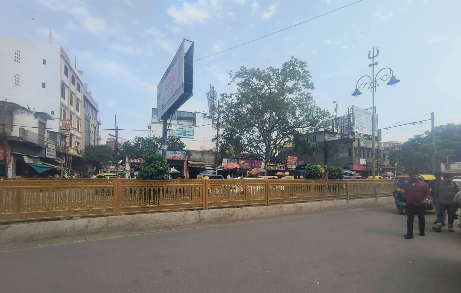 लंका क्षेत्र में रोड चौड़ीकरण के बीच डिवाइडर कट की कमी से मरीजों को हो रही परेशानी