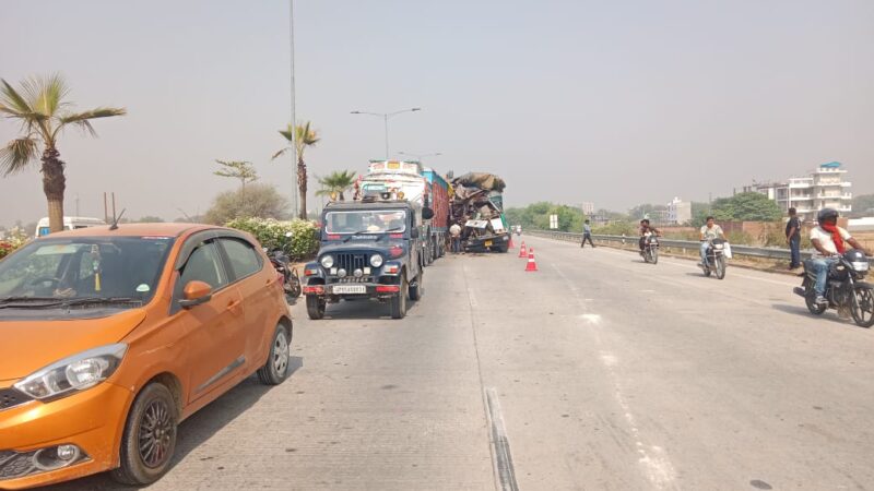 शिवपुर रिंग रोड पर दो ट्रकों की भीषण भिड़ंत, एक चालक की मौत