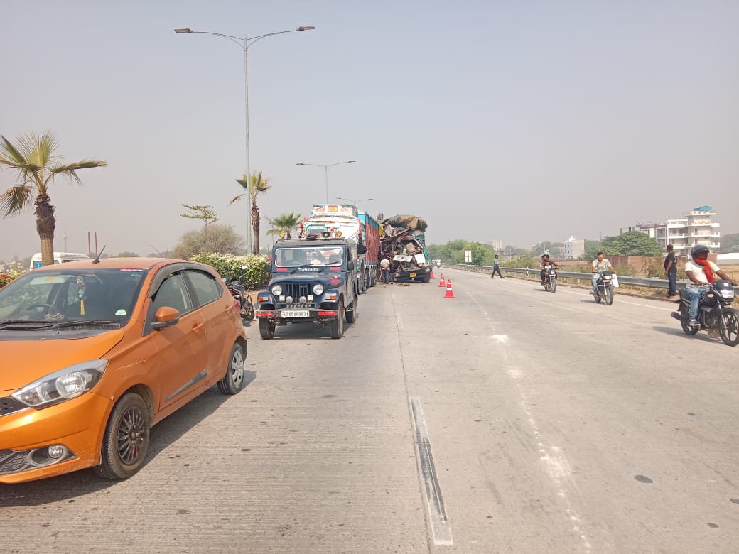शिवपुर रिंग रोड पर दो ट्रकों की भीषण भिड़ंत, एक चालक की मौत