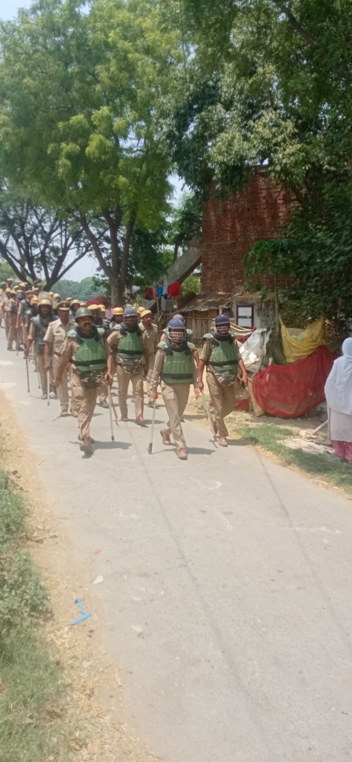 फूलपुर के घमहापुर में तनाव, भारी पुलिस बल तैनात