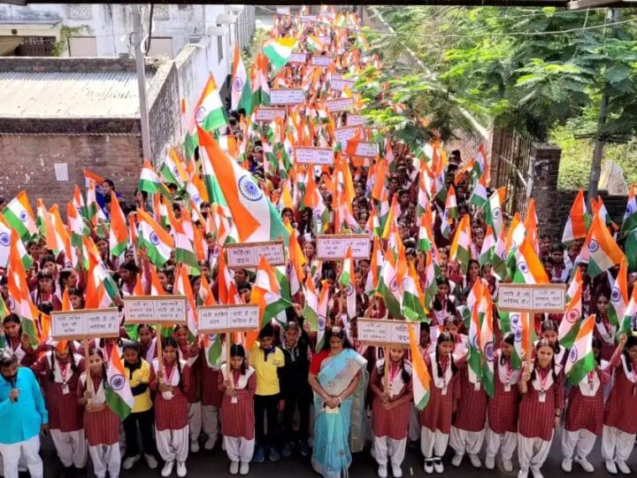 प्रधानमंत्री के स्वागत में छात्रों-खिलाड़ियों की मानव श्रृंखला, शहर में दिखा उत्साह