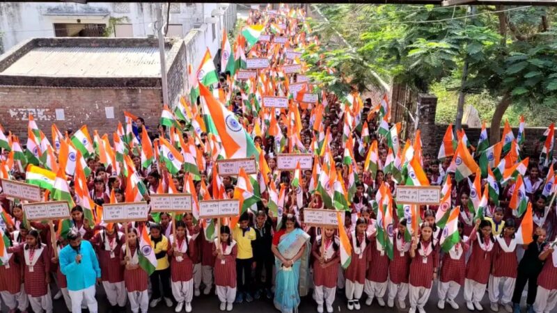 प्रधानमंत्री के स्वागत में छात्रों-खिलाड़ियों की मानव श्रृंखला, शहर में दिखा उत्साह