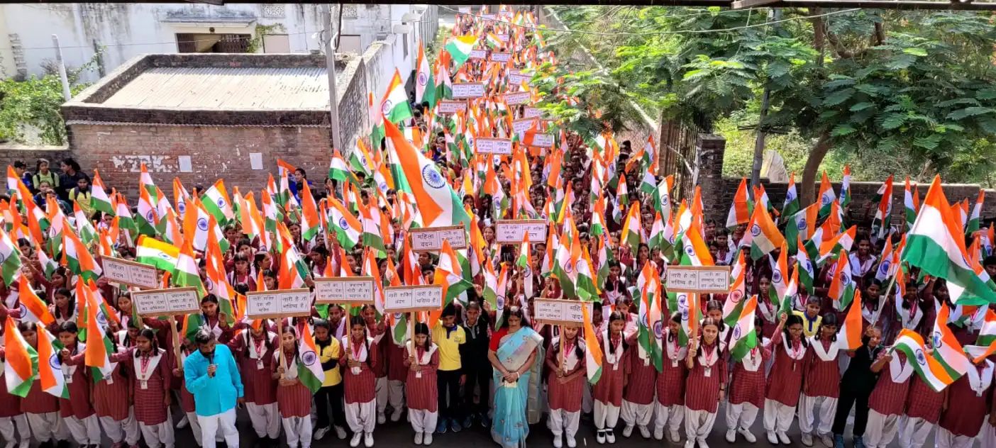 प्रधानमंत्री के स्वागत में छात्रों-खिलाड़ियों की मानव श्रृंखला, शहर में दिखा उत्साह