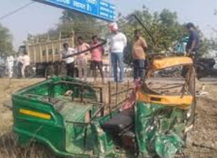 अनियंत्रित ट्रक की चपेट में आया ऑटो, तीन की मौत, तीन गंभीर