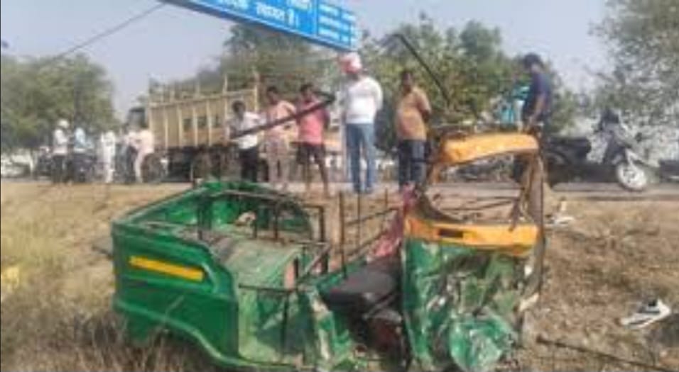 अनियंत्रित ट्रक की चपेट में आया ऑटो, तीन की मौत, तीन गंभीर
