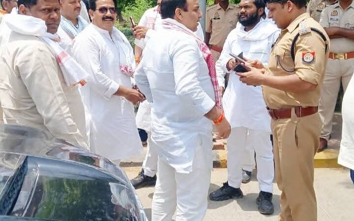 गाजीपुर जा रहे कांग्रेस प्रतिनिधिमंडल को रोका गया, कई नेता हिरासत में