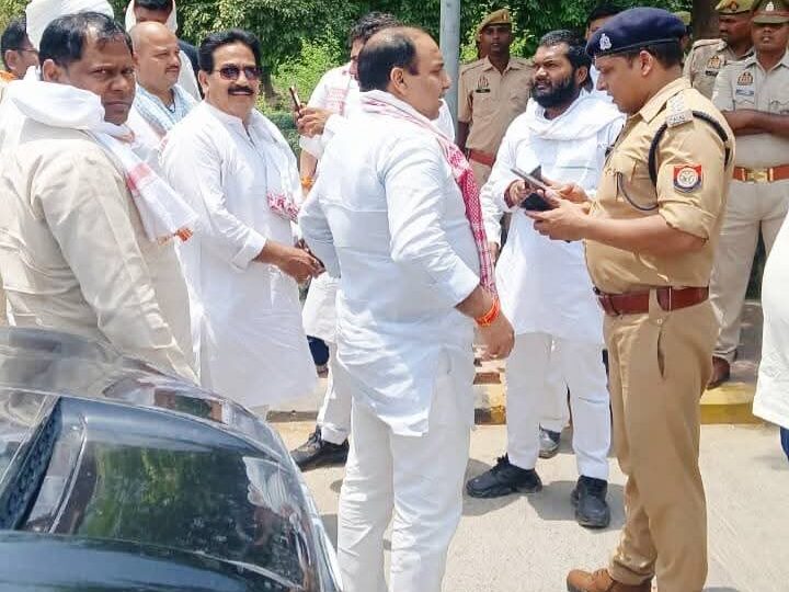 गाजीपुर जा रहे कांग्रेस प्रतिनिधिमंडल को रोका गया, कई नेता हिरासत में