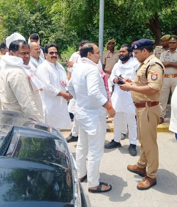 गाजीपुर जा रहे कांग्रेस प्रतिनिधिमंडल को रोका गया, कई नेता हिरासत में