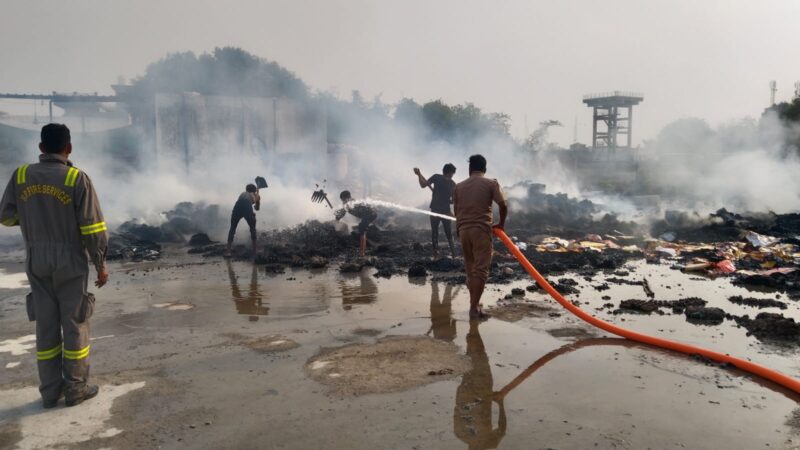 रोहनिया के जगतपुर में अंडा कार्टून प्लांट में भीषण आग, दमकल की कई गाड़ियां मौके पर