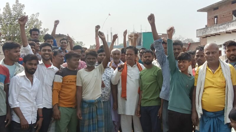 दलित बस्ती में पार्षद के खिलाफ ग्रामीणों का प्रदर्शन, बुनियादी सुविधाओं को लेकर जताया आक्रोश