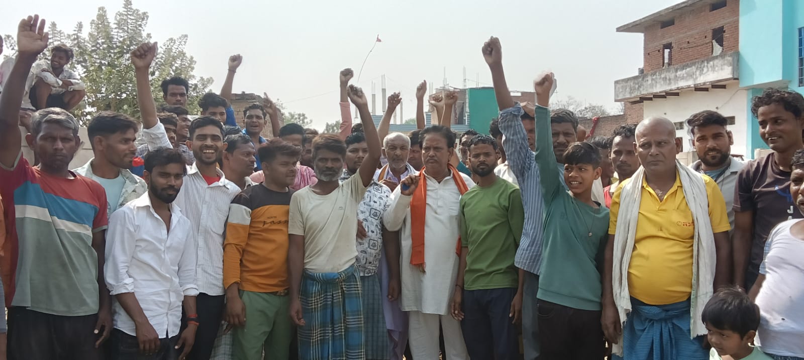 दलित बस्ती में पार्षद के खिलाफ ग्रामीणों का प्रदर्शन, बुनियादी सुविधाओं को लेकर जताया आक्रोश