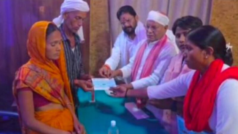 कटारिया कांड: सपा ने पीड़ित परिवार को सौंपा 5 लाख का चेक, उठाई न्याय की  मांग