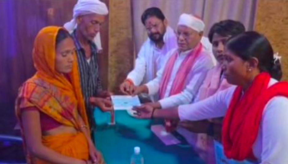 कटारिया कांड: सपा ने पीड़ित परिवार को सौंपा 5 लाख का चेक, उठाई न्याय की  मांग