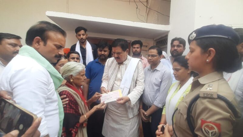 घमहापुर कांड: विधायकों ने पीड़ित परिवार से मिल जताई संवेदना, 10 लाख की सहायता सौंपी