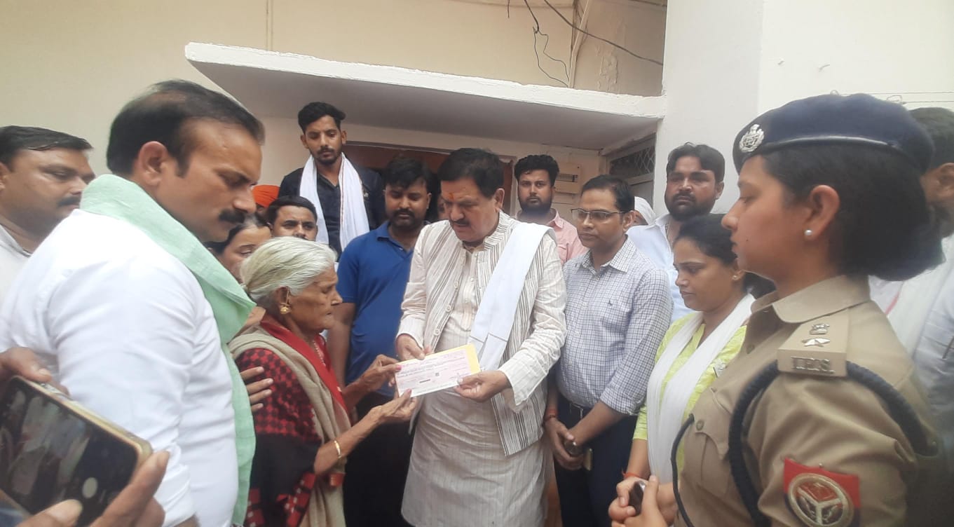 घमहापुर कांड: विधायकों ने पीड़ित परिवार से मिल जताई संवेदना, 10 लाख की सहायता सौंपी