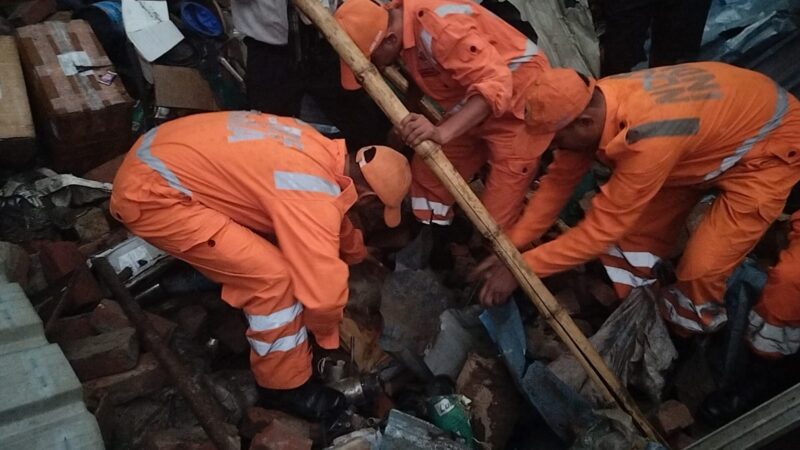 चौकाघाट में दीवार गिरने से हादसा, एनडीआरएफ ने चलाया सफल रेस्क्यू ऑपरेशन