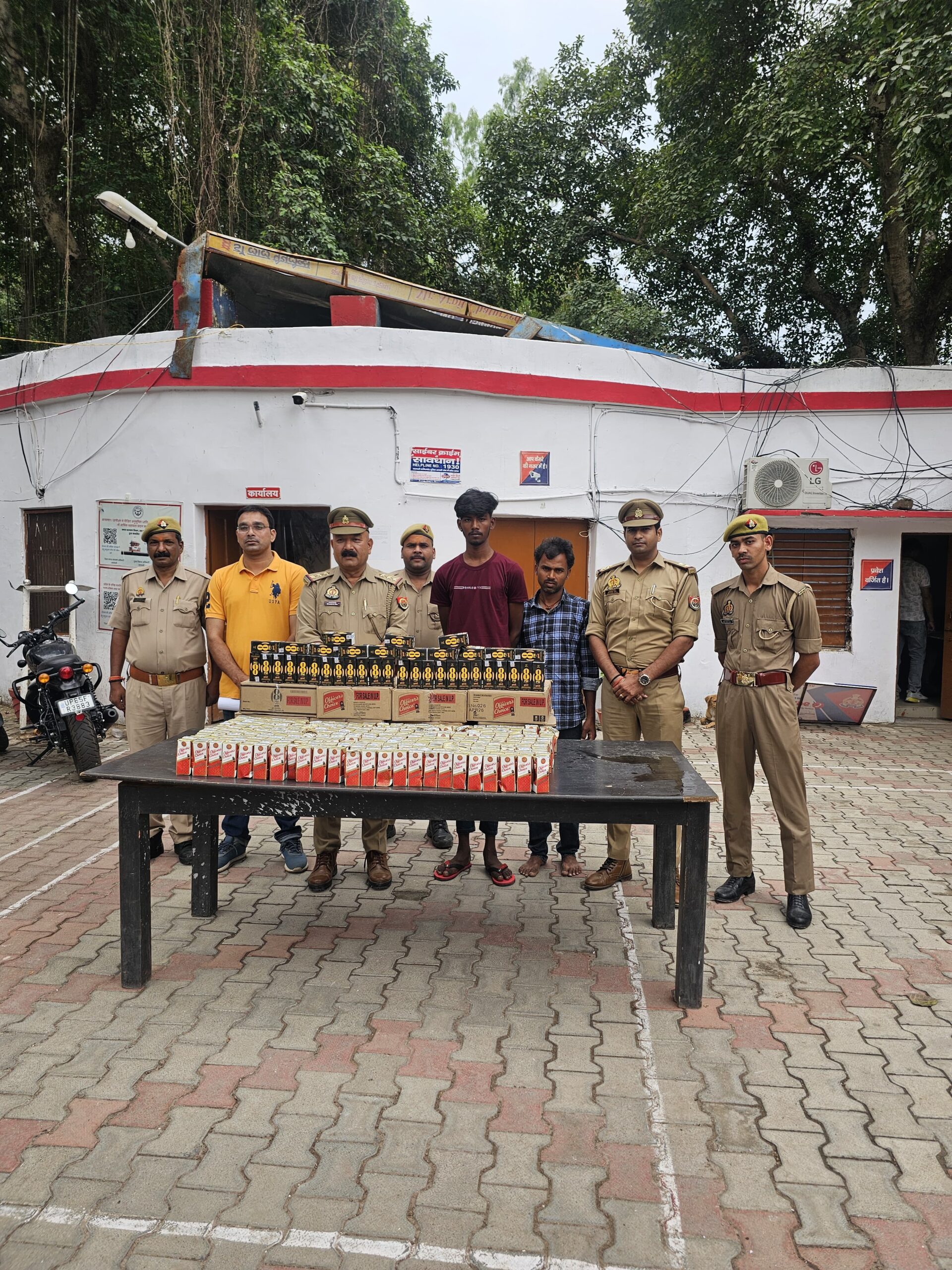 वाराणसी : किराए के मकान में बिना लाइसेंस अंग्रेजी शराब छिपाकर बिहार में तस्करी करने वाले दो  गिरफ्तार