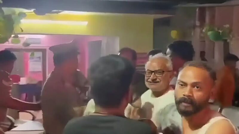 मिर्जापुर : अस्पताल चौकी में घुसकर पुलिसवालों की बेरहमी से पिटाई, वर्दी फाड़ी