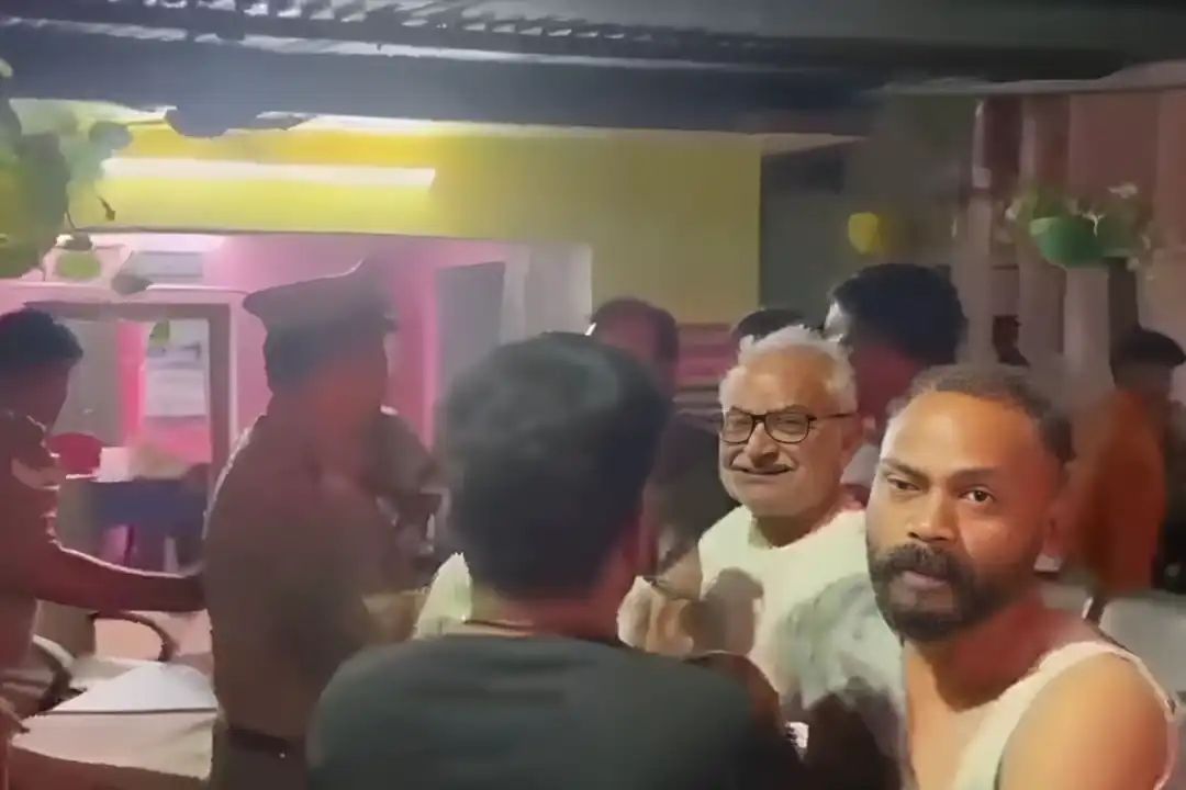 मिर्जापुर : अस्पताल चौकी में घुसकर पुलिसवालों की बेरहमी से पिटाई, वर्दी फाड़ी