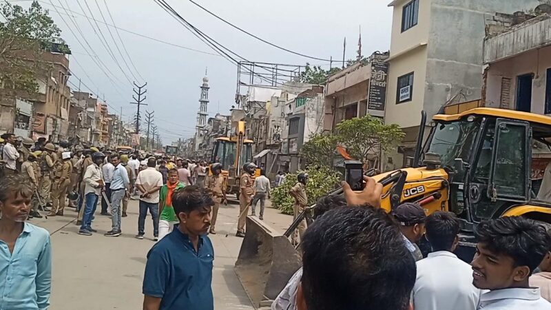 मुगलसराय : मछली मंडी से सपा कार्यालय तक चला बुलडोजर, वर्षों पुराने अवैध अतिक्रमण जमींदोज