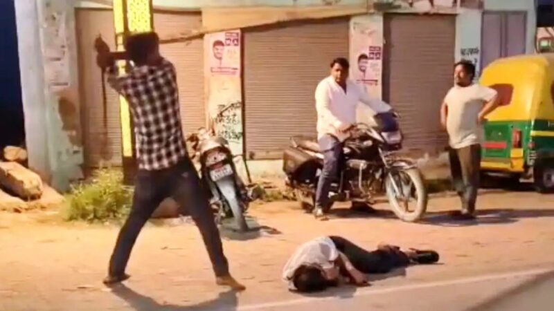 हैवानियत का वीडियो वायरल: बहन के प्रेम विवाह से भड़के भाई ने ससुर को सड़क पर रॉड से पीटा, हालत गंभीर