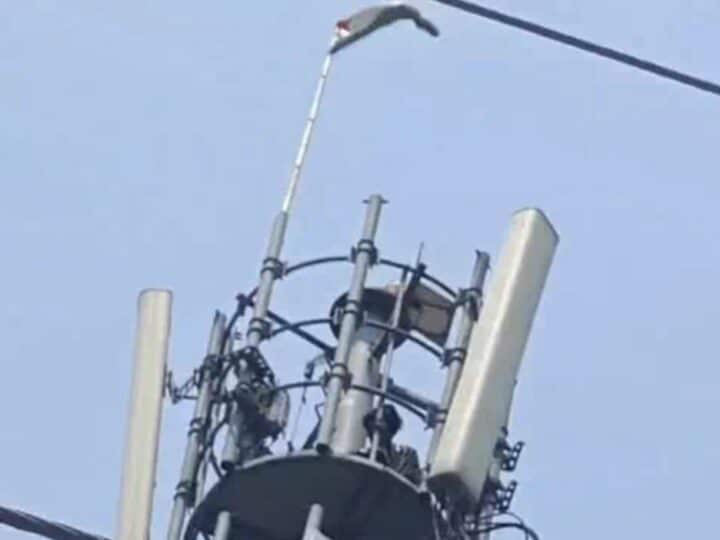 नशे में 150 फीट ऊंचे टावर पर चढ़ा युवक, एक घंटे तक हलकान रही कैंट पुलिस