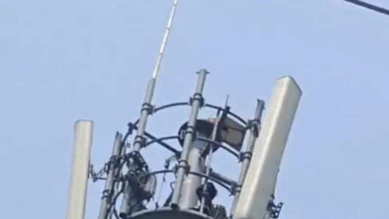 नशे में 150 फीट ऊंचे टावर पर चढ़ा युवक, एक घंटे तक हलकान रही कैंट पुलिस