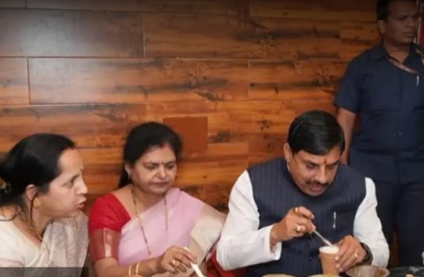 वाराणसी दौरे पर सीएम मोहन यादव ने चखी कचौड़ी-जलेबी, सादगी भरा अंदाज चर्चा में