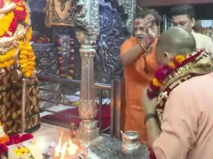 मुख्यमंत्री योगी ने कालभैरव और बाबा विश्वनाथ के किए दर्शन, स्कूल चलो अभियान का करेंगे शुभारंभ