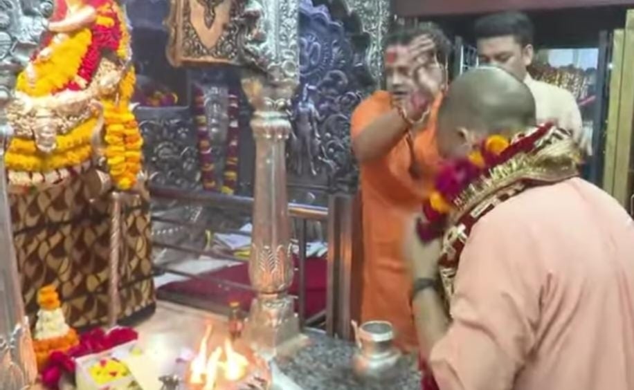 मुख्यमंत्री योगी ने कालभैरव और बाबा विश्वनाथ के किए दर्शन, स्कूल चलो अभियान का करेंगे शुभारंभ