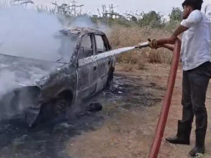 पेट्रोल पंप के सामने खड़ी कार में जिंदा जला व्यापारी, सीट पीछे कर लेटा था युवक
